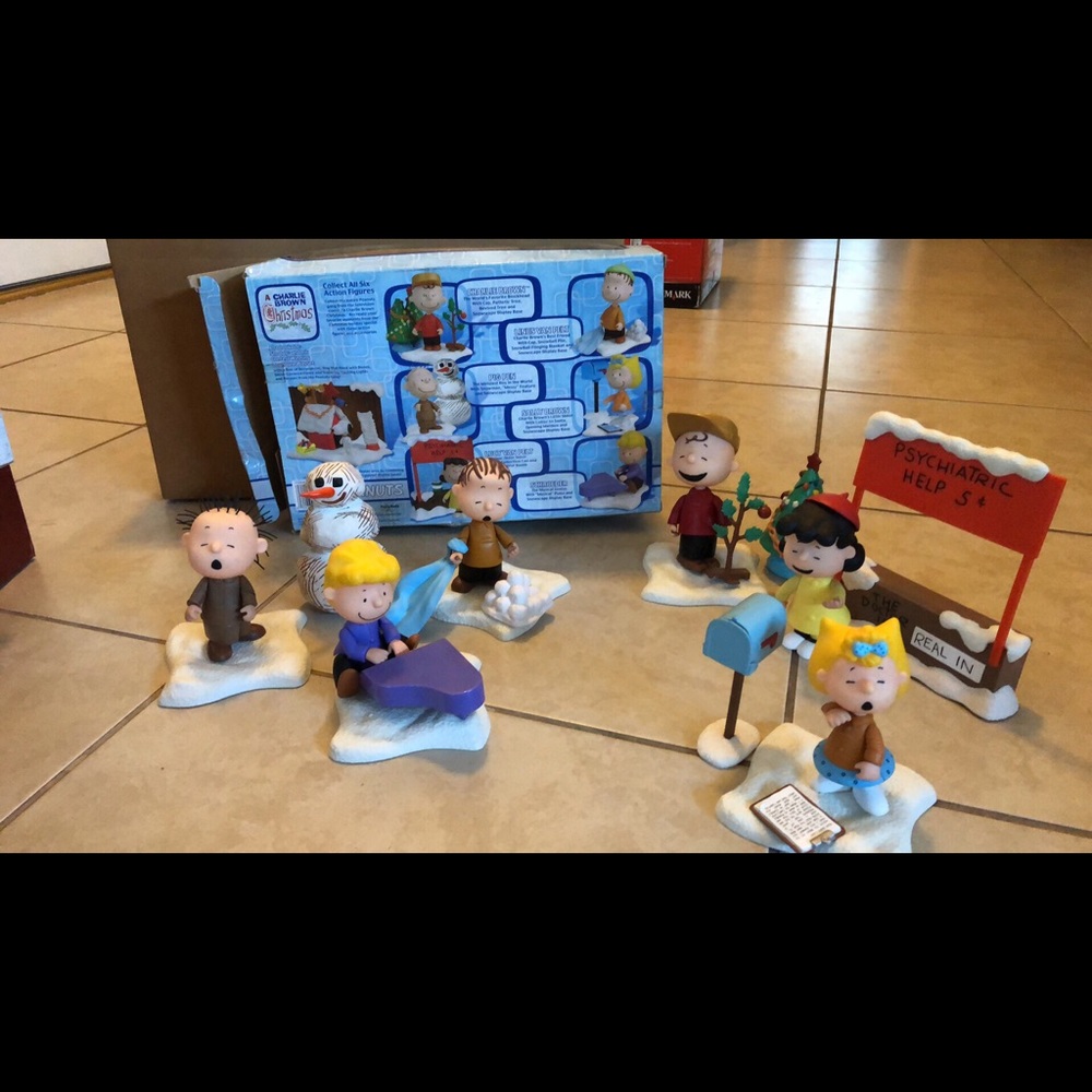 Peanuts Charlie Brown Christmas figurine set